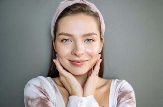 Kobieta cieszy się gładką cerą dzięki kwasowi pirogronowemu