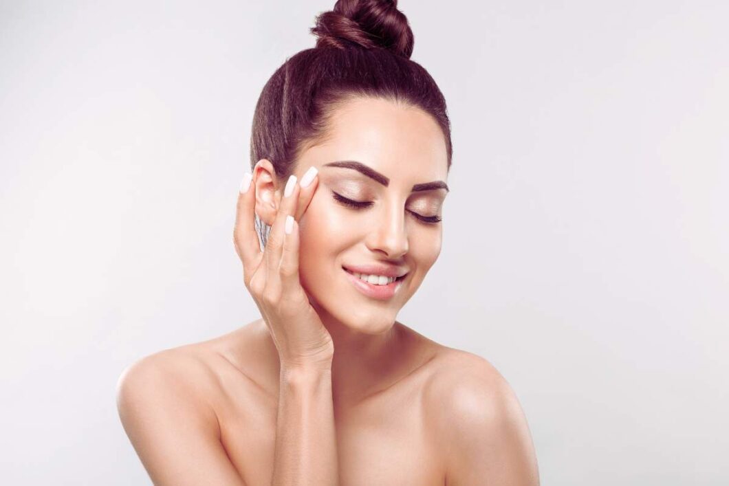 kobieta dotyka swojej gładkiej cery po aplikacji kolagenu do twarzy