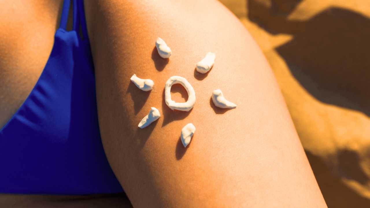 Krem z filtrem SPF 50 na skórze na plaży