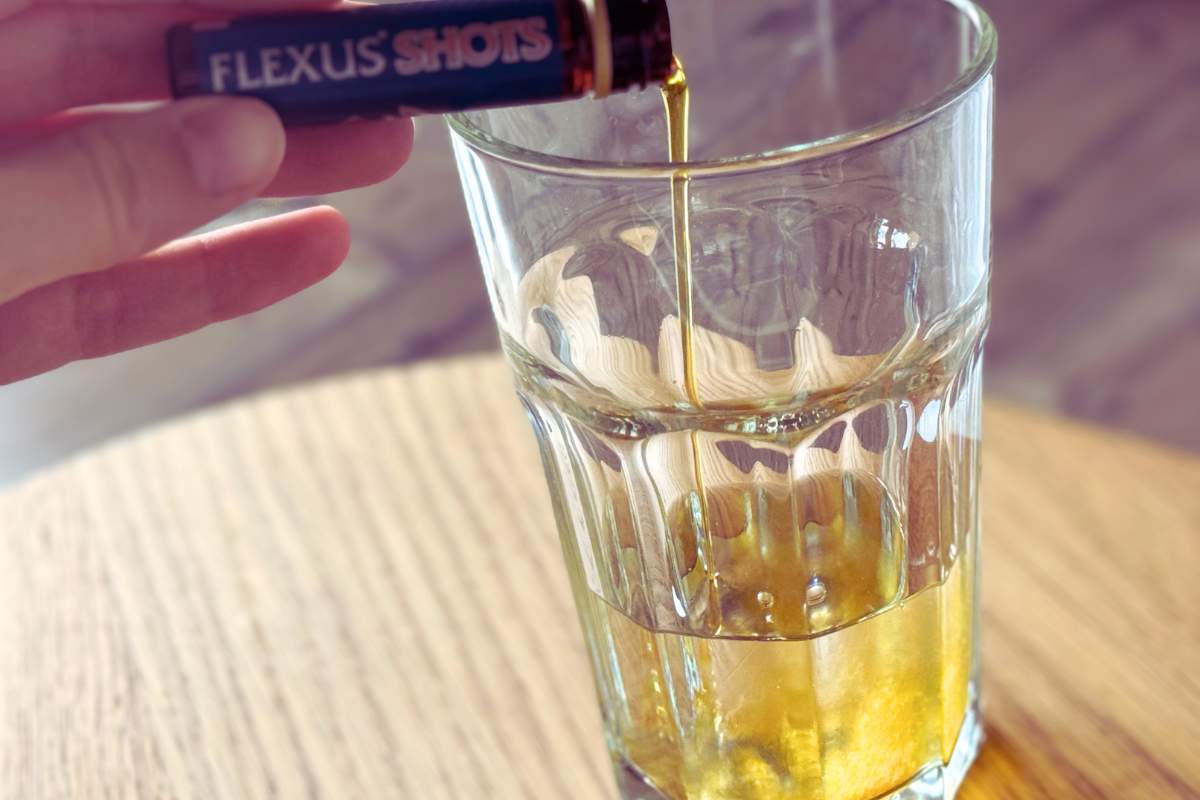 Flexus Shots podczas wlewania do szkalnki z wodą