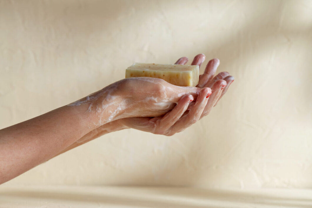 Syndet na dłoniach kobiety pieni się