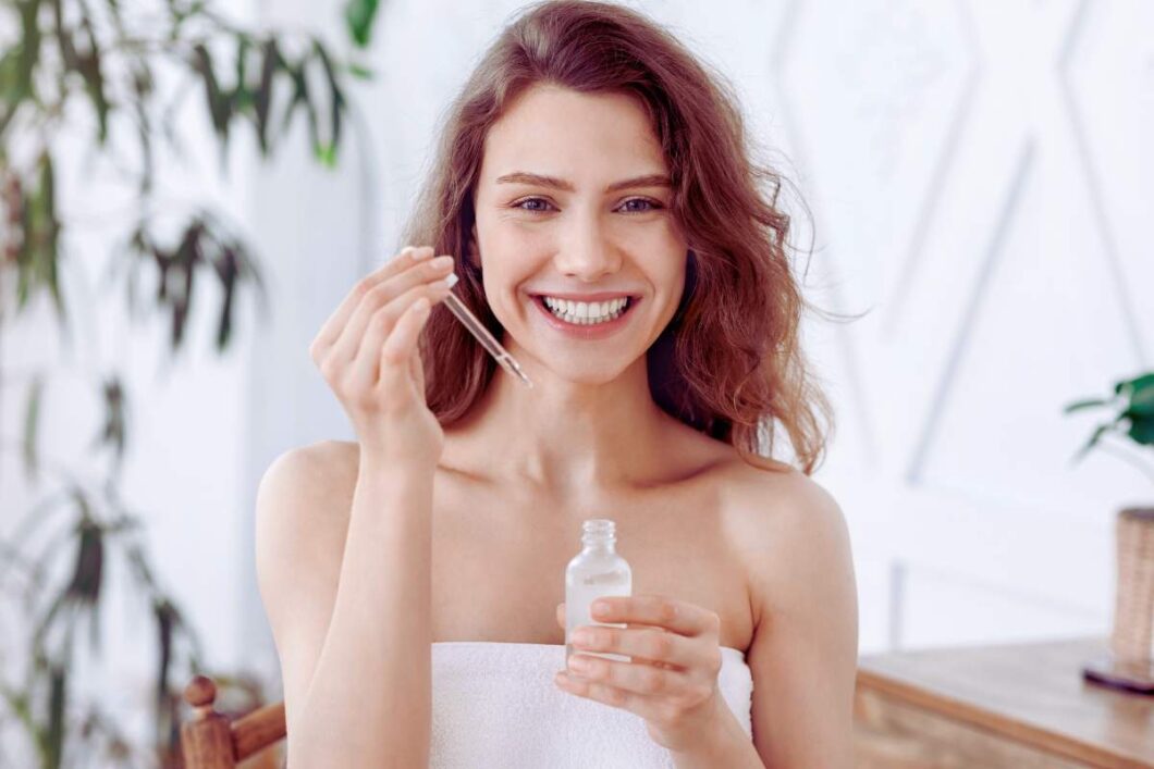 Kobieta stosuje serum z retinolem w pielęgnacji domowej