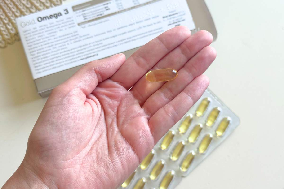 Wielkość kapsułki Olimp Omega 3 Gold na dłoni