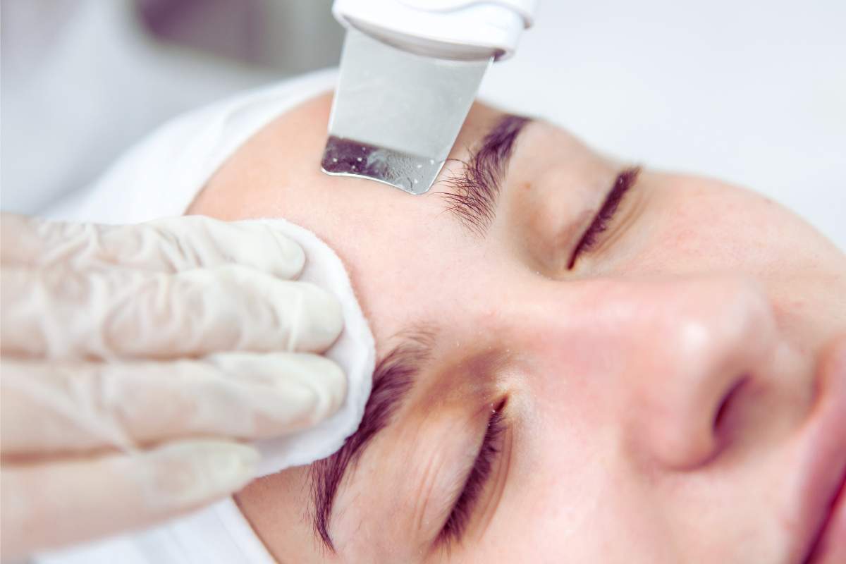 Kobieta podczas peelingu kawitacyjnego w salonie kosmetycznym