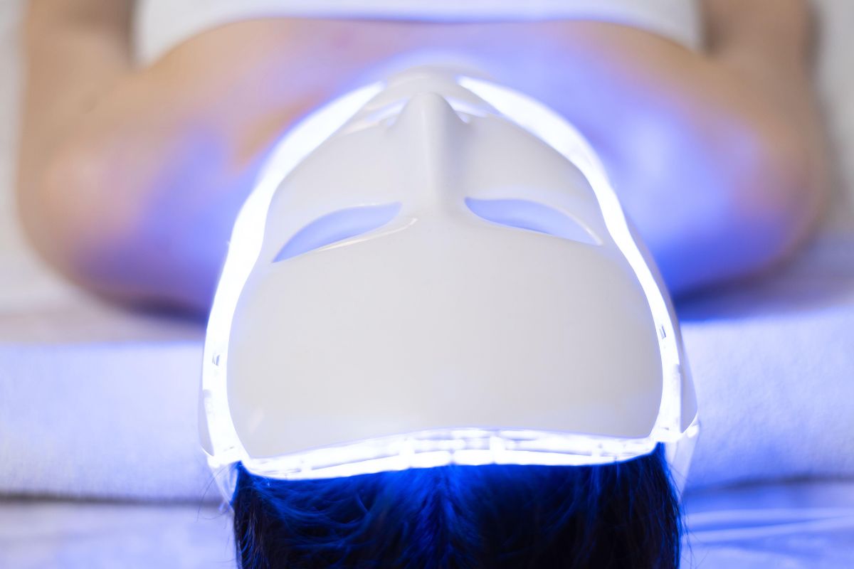 Zabieg niebieskim światłem LED na twarz