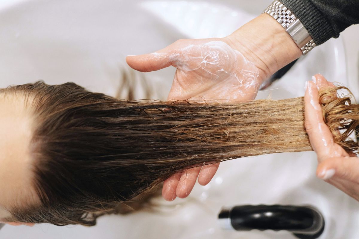 Kobieta podczas zabiegu botoxu na włosy