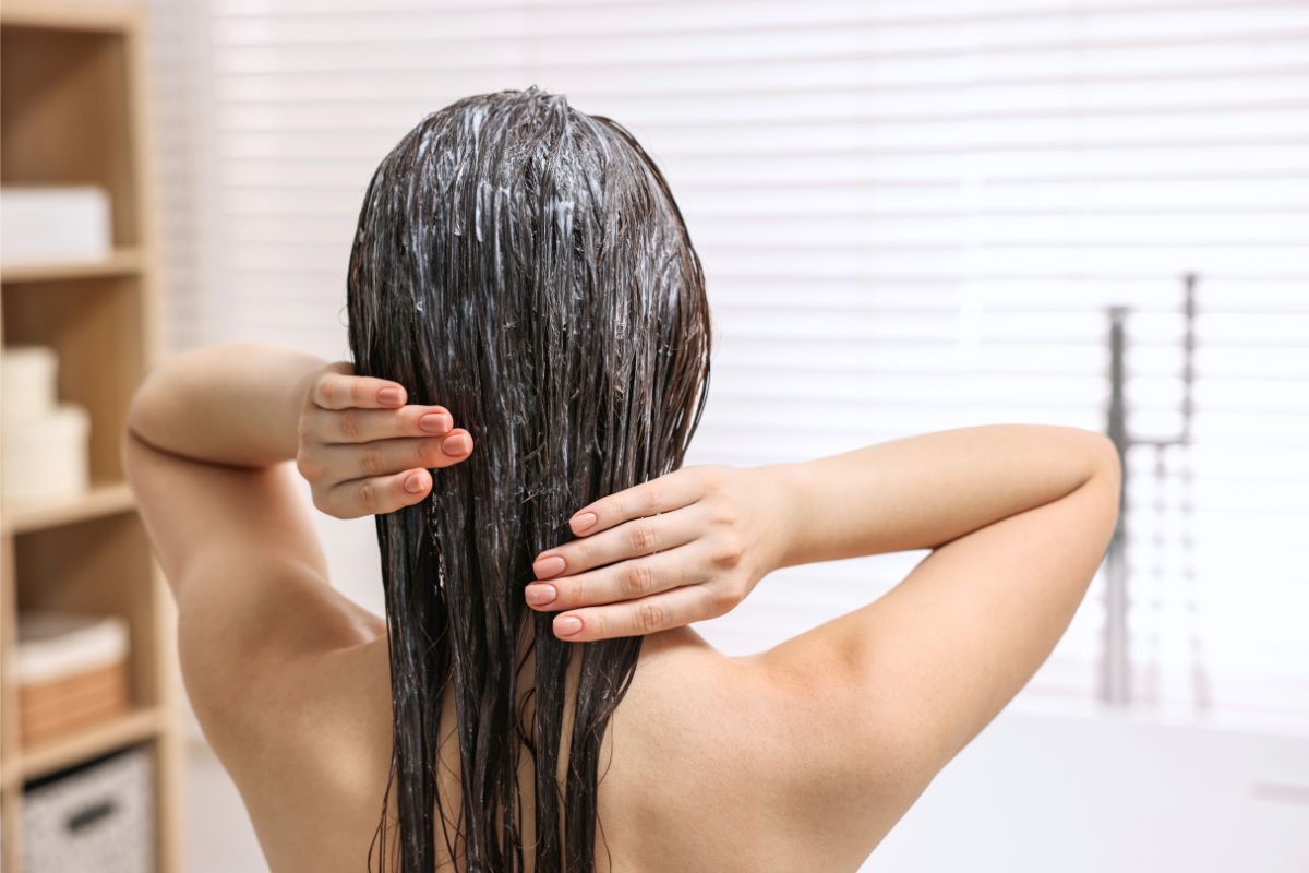 Kobieta robi botoks na włosy w domu