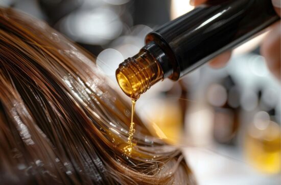 Kobieta aplikuje olej na włosy