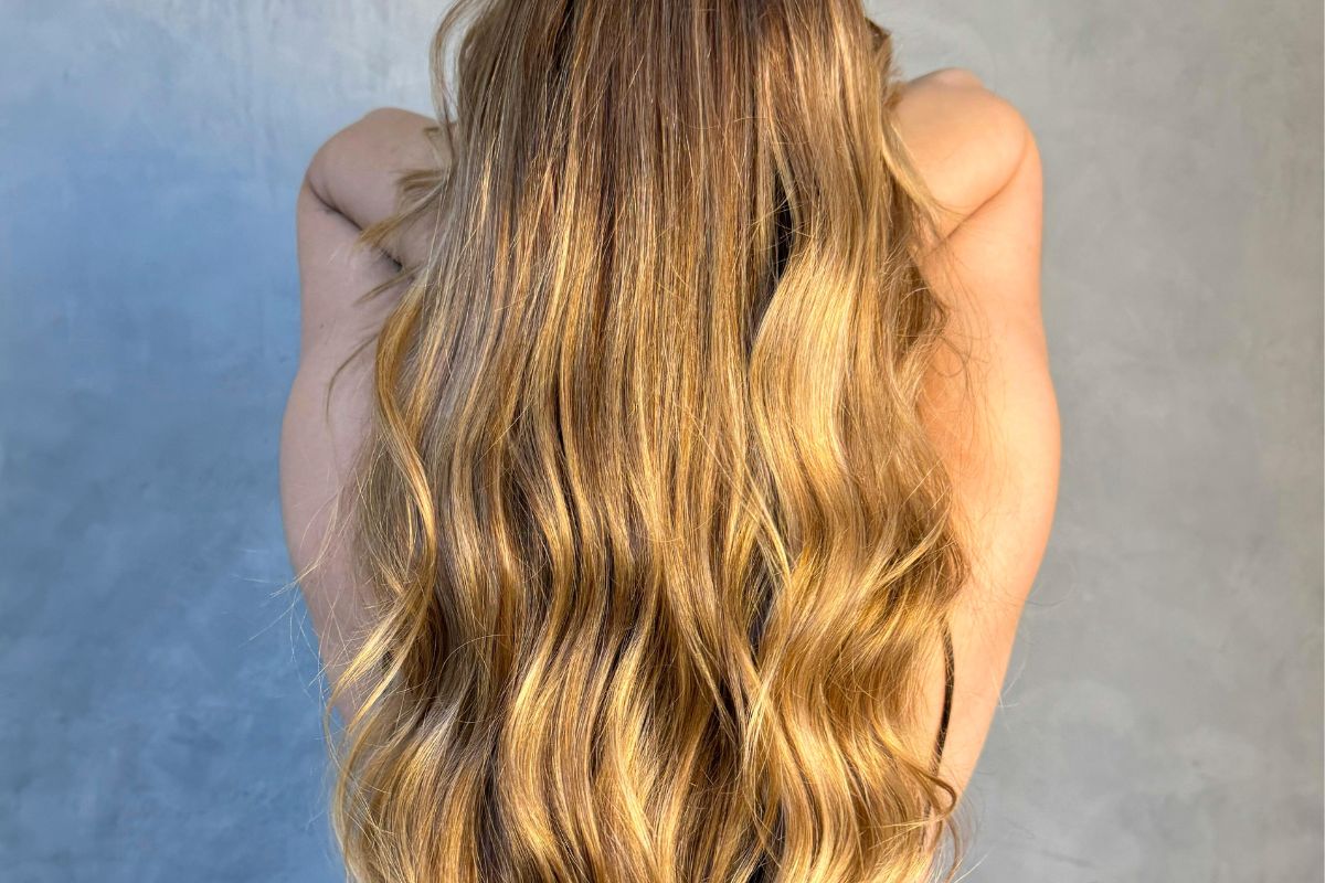 Kobieta podziwia lśniące włosy po olejowaniu