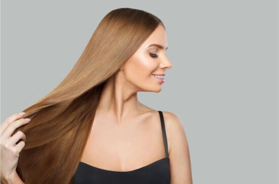 Kobieta cieszy się ładną skórą i gęstymi włosami, bo suplementuje kolagen hydrolizowany