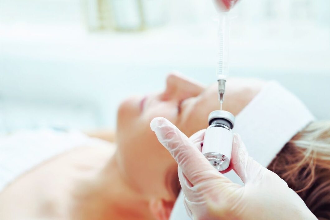 Kobieta w trakcie zabiegu kosmetycznego z egzosomami