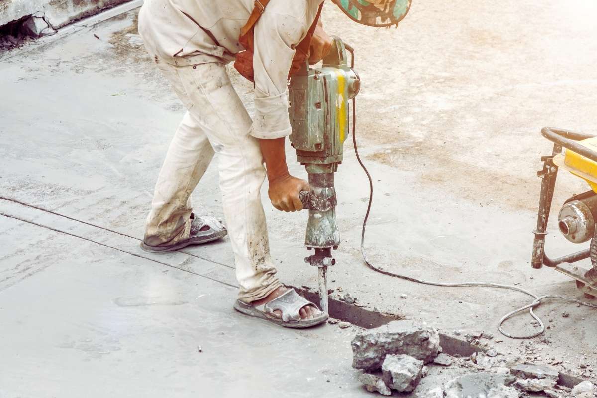 Szkodliwe wibracje podczas pracy z młotem pneumatycznym