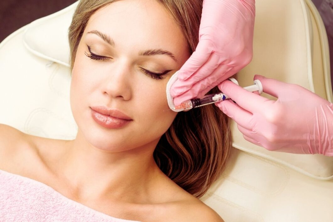 Kobieta w trakcie iniekcji z tropokolagenem