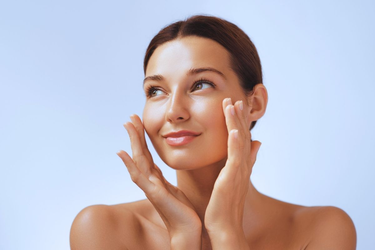 Kobieta cieszy się gładką skórą po zabiegu mezoterapii z tropokolagenem