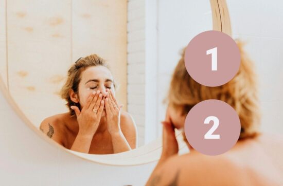 Kobieta myje twarz podczas dwuetapowego oczyszczania