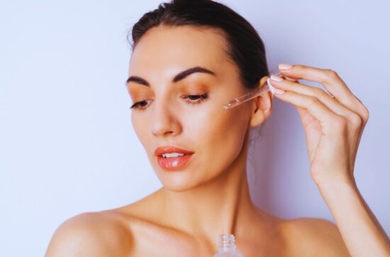 Kobieta aplikuje kwas migdałowy na twarz