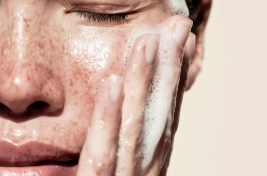 Kobieta myje twarz pianką