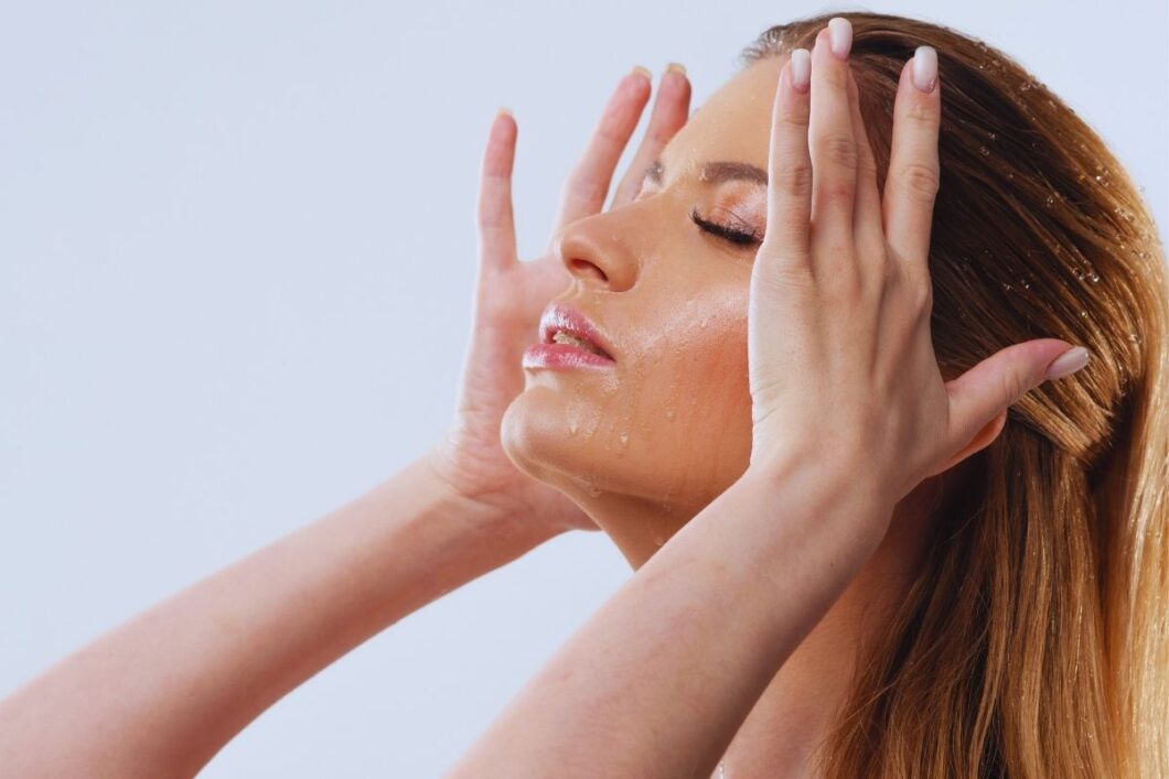 Kobieta robi demakijaż olejkiem do mycia twarzy