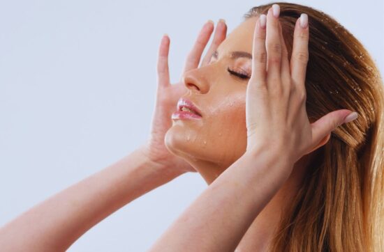 Kobieta robi demakijaż olejkiem do mycia twarzy