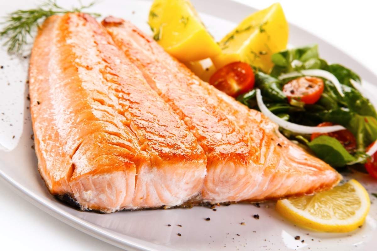 fotografia przedstawia talerz z filetem rybnym i warzywami