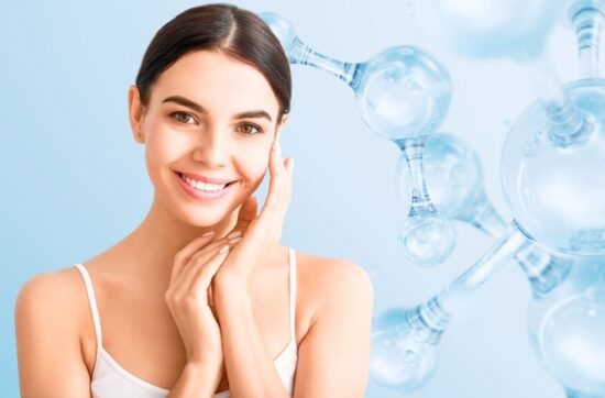 Ilustracja przedstawia zdjęcie kobiety, która stoi na tle cząsteczek kolagenu 3D