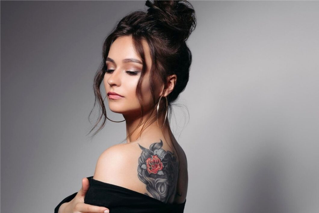 Zdjęcie przedstawia kobietę z tatuażem na plecach