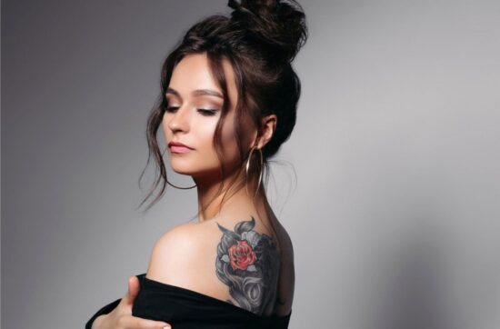 Zdjęcie przedstawia kobietę z tatuażem na plecach