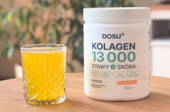 Zdjęcie przedstawia opakowanie suplementu diety DOSU Kolagen 13000 mg Stawy i Skóra i szklankę z kolagenem rozpuszczonym w wodzie