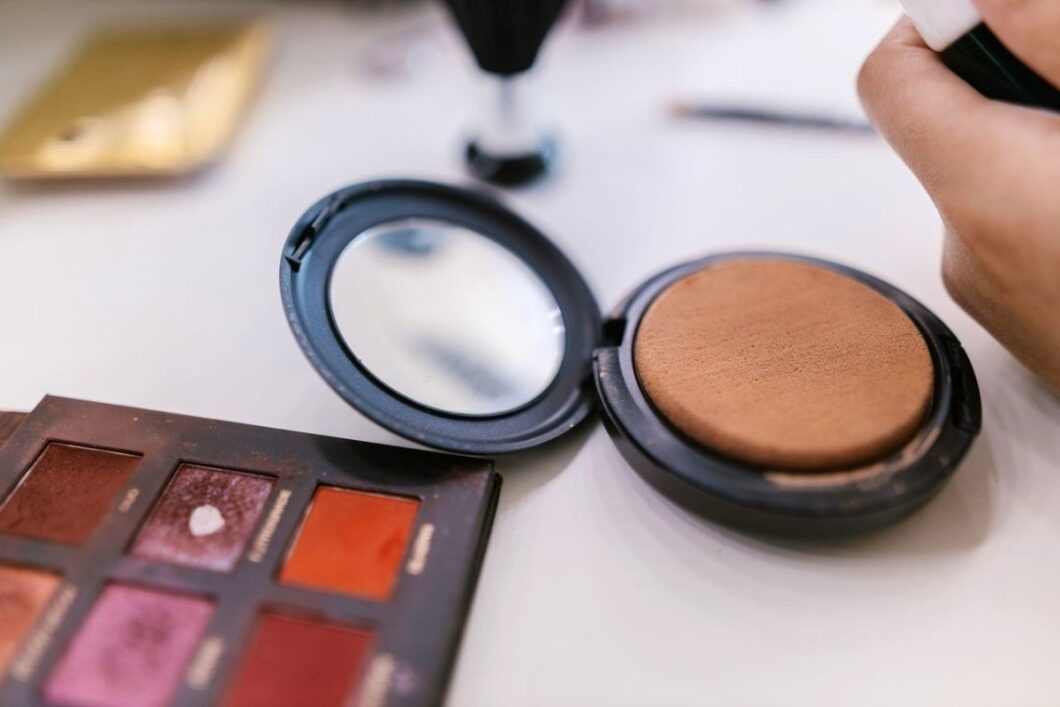 Zdjęcie przedstawia bronzer do twarzy