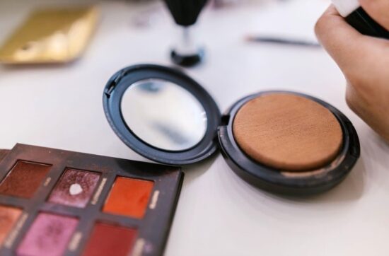 Zdjęcie przedstawia bronzer do twarzy