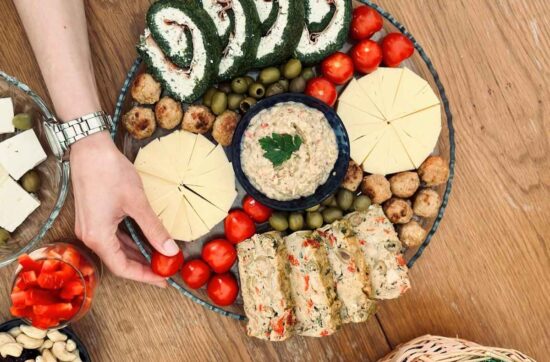 Zdjęcie przedstawia jedzenie z cateringu na talerzu