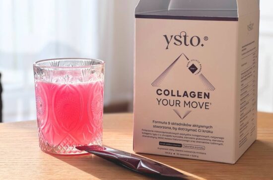 Zdjęcie przedstawia opakowanie suplementu diety Ysto Collagen Your Move obok gotowego napoju kolagenowego w szklance