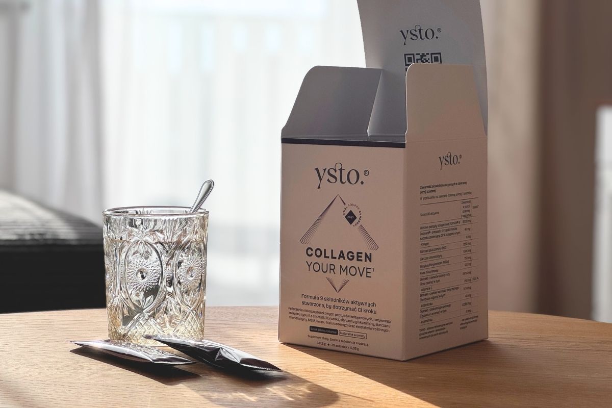 Zdjęcie przedstawia otwarte opakowanie Ysto Collagen Your Move obok szklanki z wodą